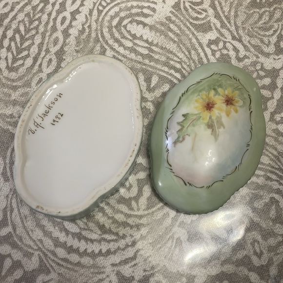 Vintage hand‎ painted trinket box with floral design. Jackson 1982 - Picture 4 of 5